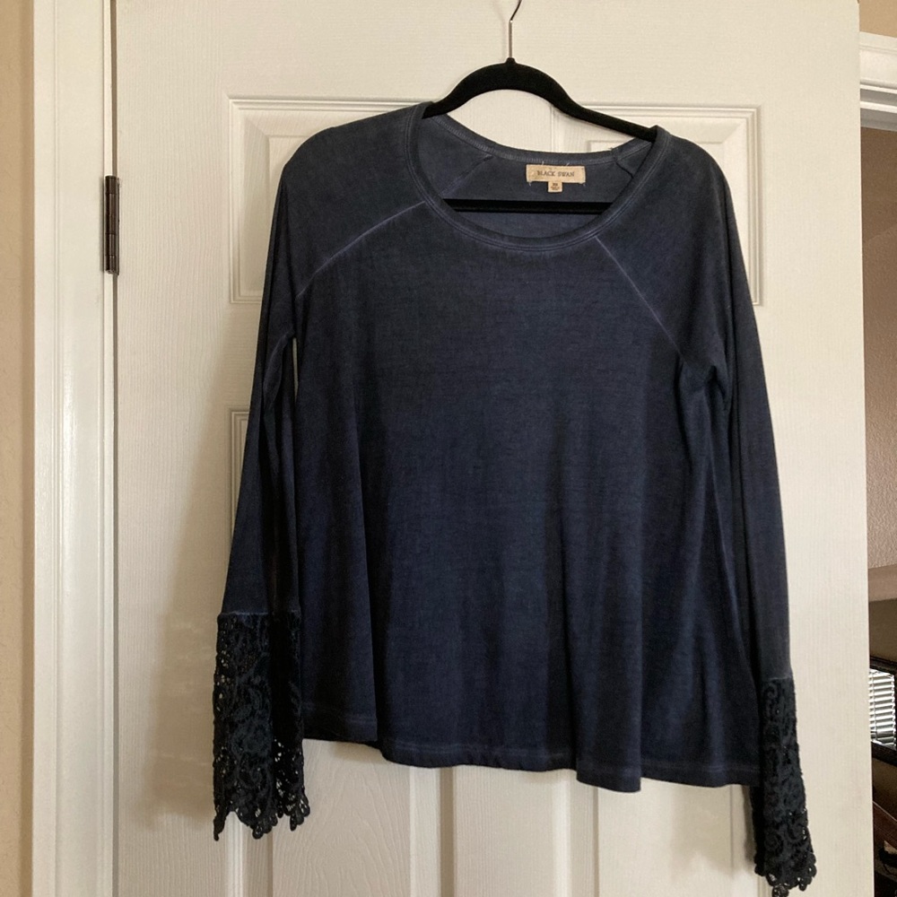 Black Swan XS T-shirt with lace trimmed sleeves